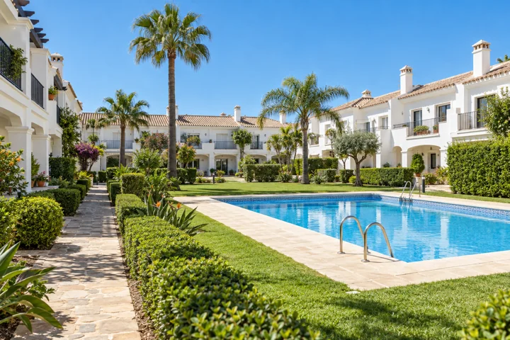 Imagen ilustrativa de una comunidad con piscina, jardines y zonas peatonales