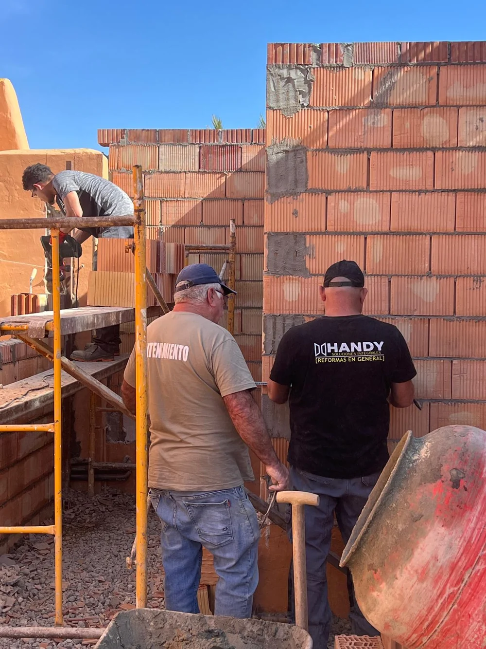 El equipo Handy trabajando en una obra de albañilería